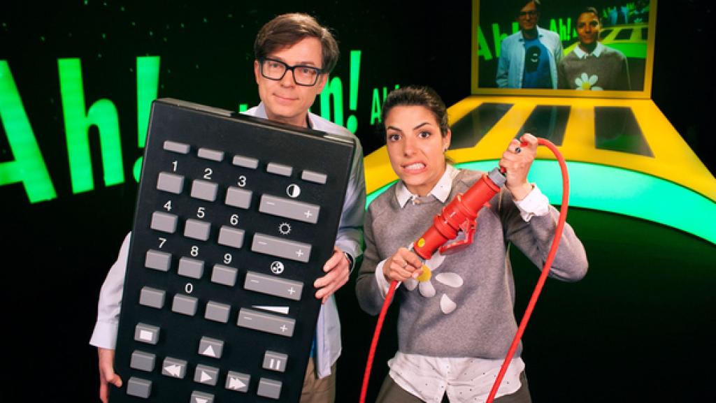 Ein Mann und eine Frau stehen nebeneinander