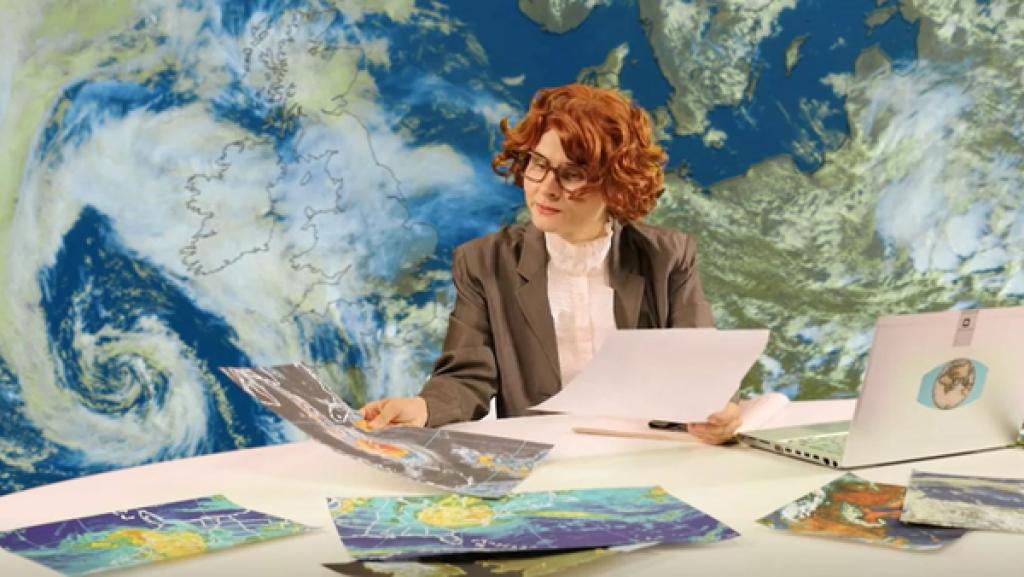 Eine Wetterexpertin guckt sich Wetterkarten an.