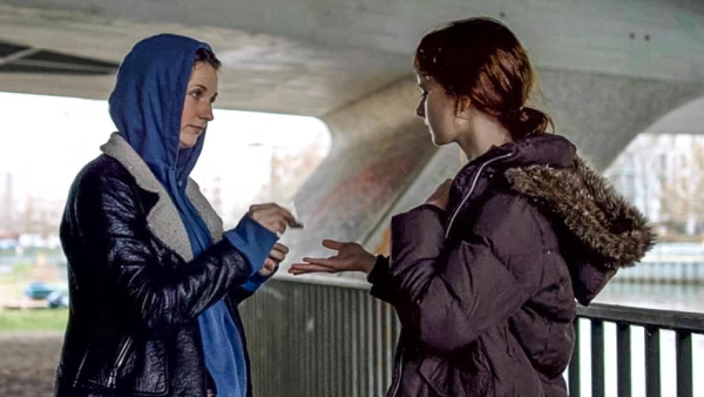 Young Crime - Staffel 2 - Drogen im BH | Rechte: ZDF Zwei junge Frauen stehen sich unter einer Brücke gegenüber. Eine von ihnen streckt der anderen fordernd ihre ausgestreckte Hand entgegen.