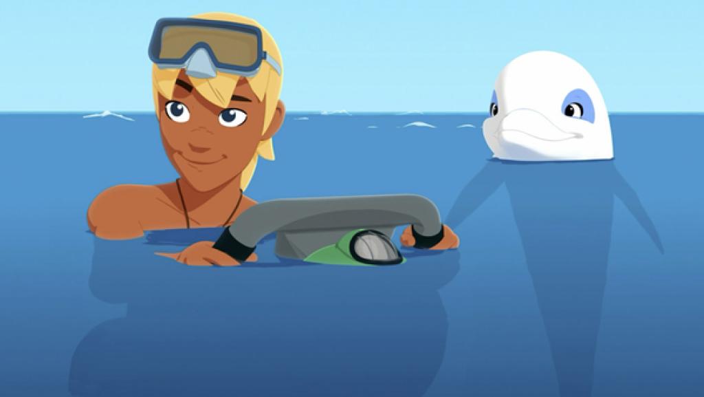 Animation: Ein blonder Junge mit Taucherbrille schaut aus dem Wasser, der weiße Delfin Zoom hinter ihm.